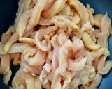 Foto del paso 1 de la receta: Tiras de pollo caramelizada con noodles de batata morada
