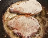 Foto del paso 3 de la receta: Chuletas de cerdo al marsala con ensalada tibia