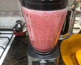Foto del paso 2 de la receta: Batido de fresas y yogurt con pan de Dios