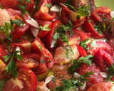 Foto del paso 2 de la receta: Ensalada de tomated huevo de toro y Raf !