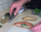 Foto del paso 3 de la receta: Tosta de salmón, aguacate y queso crema