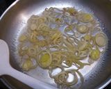 Illatos brokkolileves anyának és apának recept fázis 2 fotója