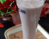 A picture of step 3 of Strawberry smoothie.