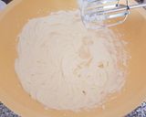 Foto del passaggio 4 della ricetta Cheesecake ai frutti di bosco senza cottura
