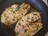 Filetes de pescado blanco marinados con cilantro y aceite de oliva