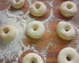 Foto del paso 3 de la receta: Rosquitas esponjosas bañadas en chocolate ❤️