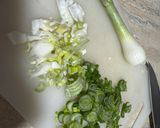 Foto del paso 1 de la receta: Huevos revueltos con cebolleta