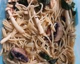 Foto langkah ke 5 dari resep Spaghetti Oglio Olio with Mushroom and Basil.