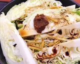 Hình bước làm 2 của món Bắp cải om tương miso