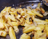 Foto del paso 3 de la receta: Patatas y cebolla asadas con ensalada de salmón y aguacate