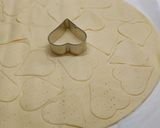 Foto del passaggio 1 della ricetta Cuori di sfoglia al parmigiano