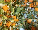 Foto del paso 1 de la receta: Sopa de Caldo de Verduras y Pollo con Cabello de Ángel