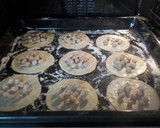 Foto del paso 12 de la receta: Pastelitos de hojaldre rellenos con natillas y ciruelas en almíbar