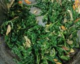 Foto langkah ke 4 dari resep Oseng daun singkong.