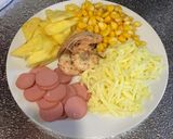 Hình bước làm 3 của món Pizza Dứa xúc xích