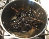 Foto del paso 2 de la receta: Pollo en salsa de chile ancho y chile pasilla