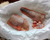 Foto del paso 2 de la receta: Salmón con costra de cebolla y queso