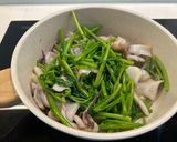 Hình bước làm 3 của món Mực Xào Chao Rau Muống