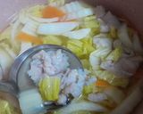 Hình bước làm 2 của món Canh cải thảo cà rốt chả cá