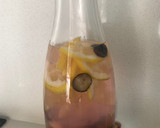 Foto del paso 2 de la receta: Agua de limón y arándanos súper refrescante!