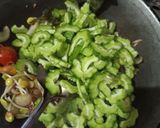 Foto langkah ke 4 dari resep Tumis Pare Campur Tempe.