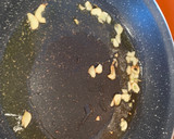 Foto del paso 2 de la receta: Huevos con gulas y champiñones