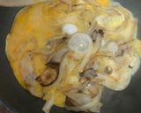รูปขั้นตอนการทำที่ 3 ของ ไข่คน 🧅ใส่หอมใหญ่🧀 และชีส