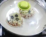 A picture of step 4 of Bread pizza without oven.