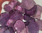 Foto langkah ke 1 dari resep Ichigo Daifuku Mochi with ube.