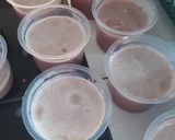Foto langkah ke 4 dari resep Puding susu strawberry.
