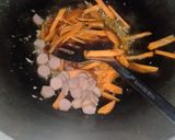 Foto langkah ke 5 dari resep Mi Goreng Sosis.