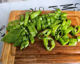 Une image de l'étape 2 de Courgettes jaunes et poivrons verts aux tomates séchées et épices.