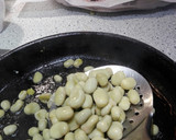 Foto del paso 5 de la receta: Tapa de chipirones con habitas