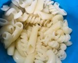 A picture of step 2 of Creamy White Sauce Pasta.