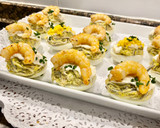 Foto del paso 8 de la receta: Huevos rellenos con gula, aguacate y langostinos