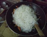Foto langkah ke 3 dari resep Bihun goreng pedas.