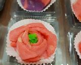 Foto langkah ke 8 dari resep Dadar Mawar polkadot.