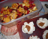 Foto del paso 3 de la receta: Florcitas del amor con ensalada de frutas y dulce de leche