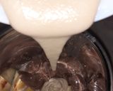 A picture of step 3 of Apple choco chips muesli smoothie.