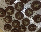 Foto langkah ke 4 dari resep Kue Kering Coklat Tabur Keju (No oven).