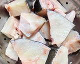 A picture of step 1 of Vietnamese Braised Catfish in Clay Pot (Cá Bớp Kho Tộ).