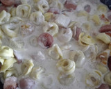 Foto del paso 3 de la receta: Tortellinis con salchichas y atún a la crema