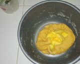 Foto langkah ke 2 dari resep Donat Ubi Kuning ala anak kost.