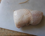 Foto del paso 2 de la receta: Muslos de pollo rellenos de manzana ciruelas y piñones