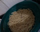 A picture of step 2 of Stir fry spaghetti.