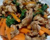 รูปขั้นตอนการทำที่ 4 ของ ผัดกะเพราไก่หมักพริกแห้ง