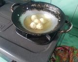 Foto langkah ke 5 dari resep 49. Bola Singkong isi Coklat Lumer.