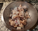 Foto del paso 1 de la receta: Calamares y gambas al ajillo 😋