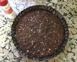 Foto del paso 4 de la receta: Tarta de crema pastelera y fresas (base pie de miel)