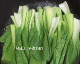 Foto langkah ke 2 dari resep Sawi Siram Saos ala Yue's Kitchen.